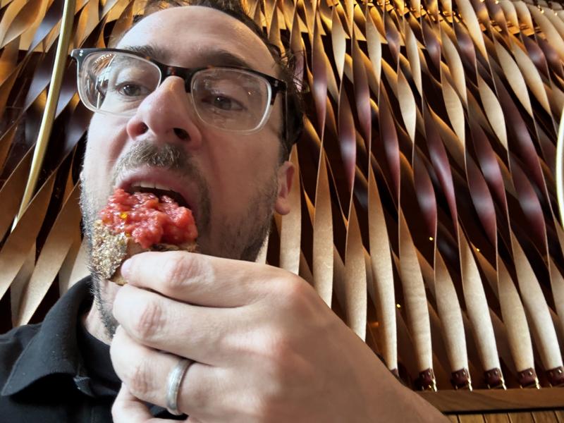 Idol Wolf pan con tomate selfie