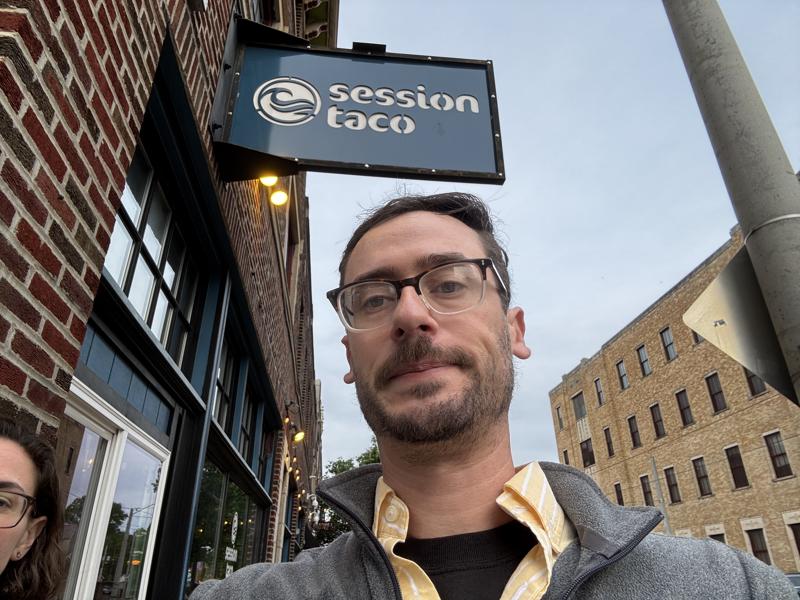 Session Taco signage selfie